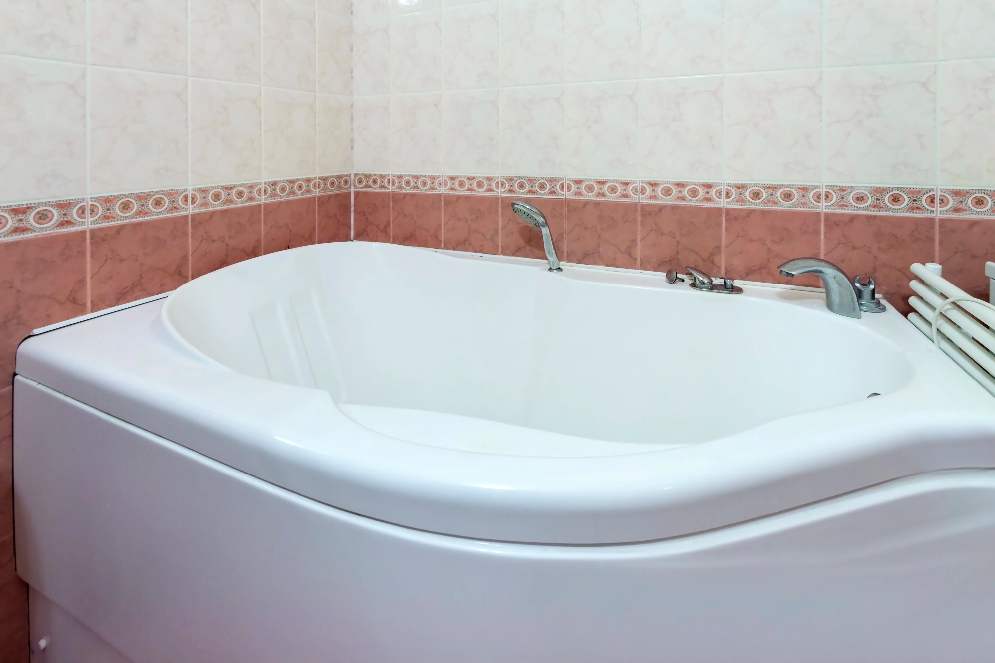 Kopalne kadi niso le kos opreme, ampak povabilo, da si vzameš čas zase.